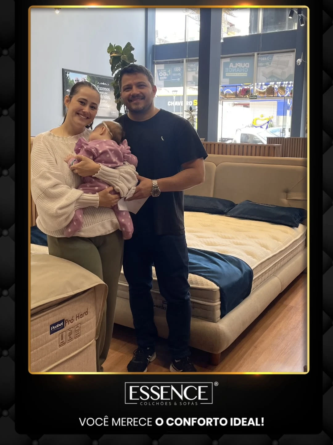 Família com bebê ao lado de um colchão na Essence Pato Branco