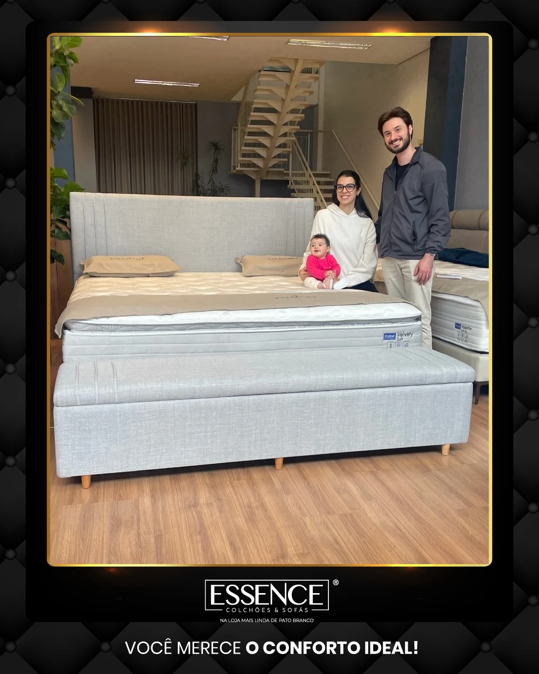 Família com bebê junto a uma cama na Essence Pato Branco