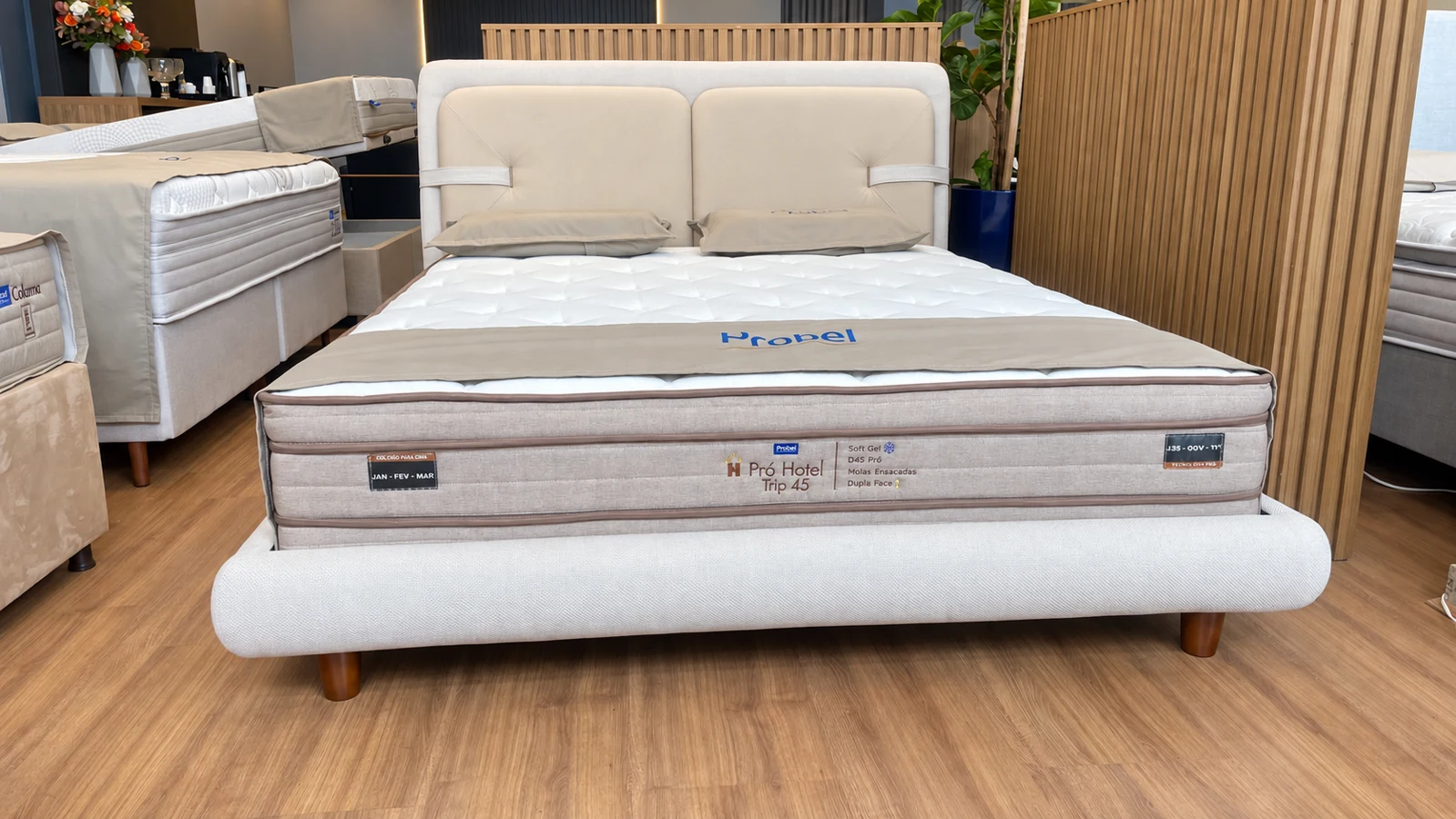 Cama e colchão Probel em vista frontal no showroom